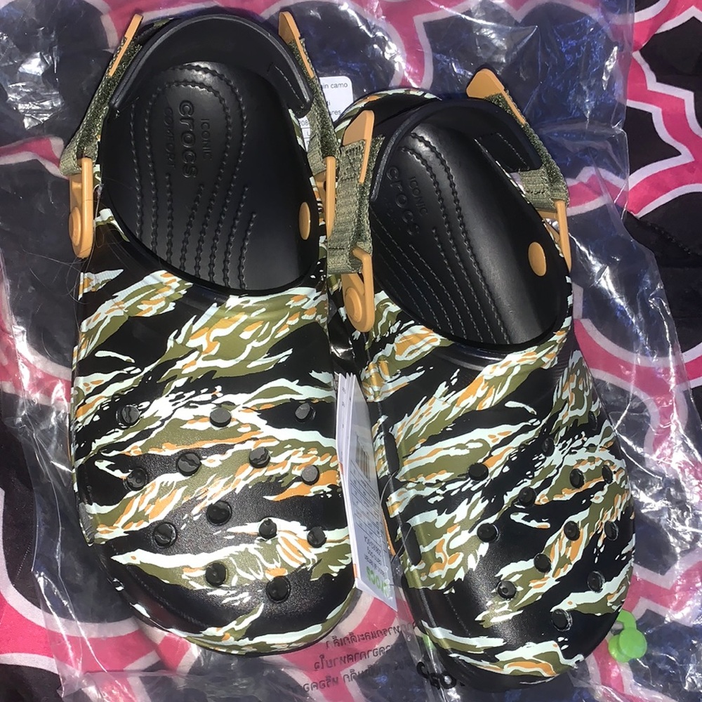 Classic, all terrain camo, clog, women’s size 9 crocs (us). - Picture 2 of 4